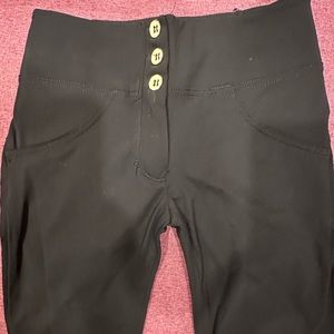 Freddy’s - Black feather light low rise pant.